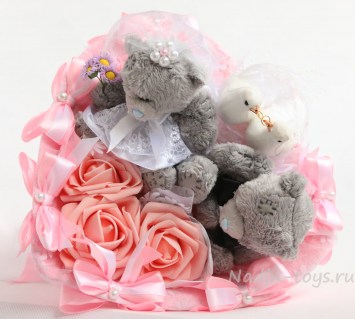 Розовый букет из мишек Тедди, жених и невеста