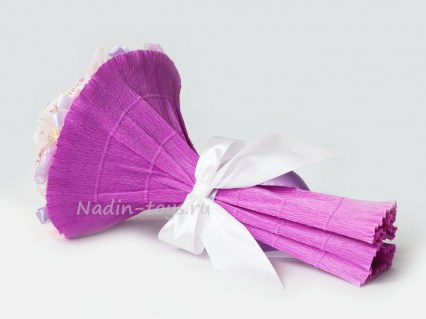 Нежный букет в розово-лиловых тонах из конфет