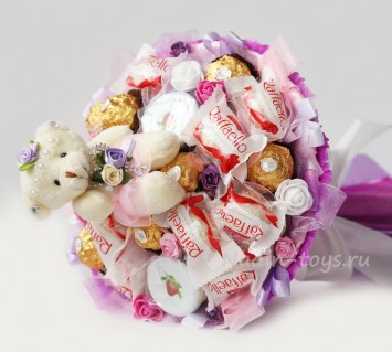 Нежный букет в розово-лиловых тонах из конфет