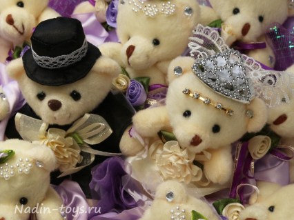 Свадебный букет из одиннадцати плюшевых мишек жених и невеста