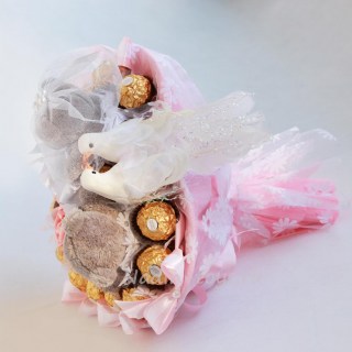 Свадебный букет из мишек тедди  и конфет, жених и невеста